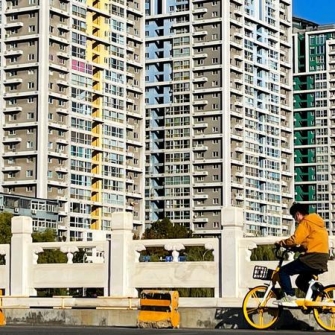 房企拉响退市警报，20余家仍在停牌